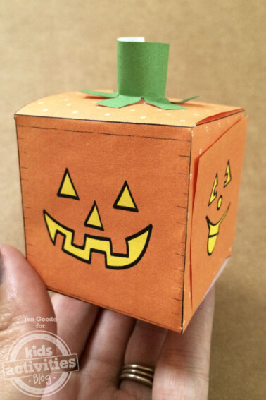 Jack-o-lantern pumpkin block
